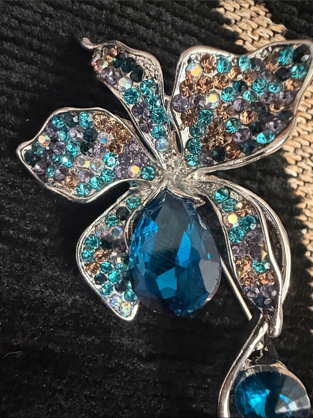 Blue Crystal Flower Brooch Pin - Women Jewelry Vintage Inspired Silvertone New - Picture 8 of 10